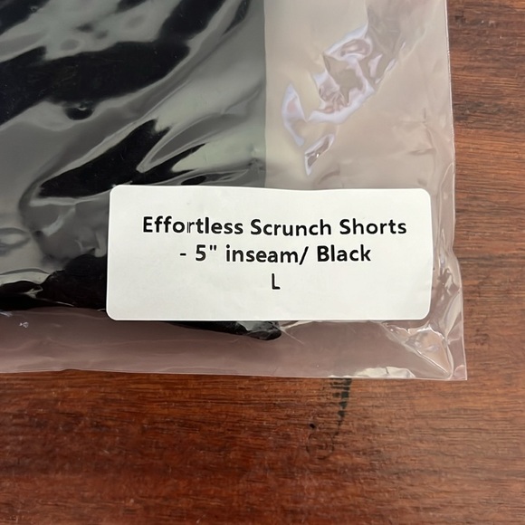 5" NEW Effortless Scrunch Shorts - Black large no front seam soft - Picture 10 of 12